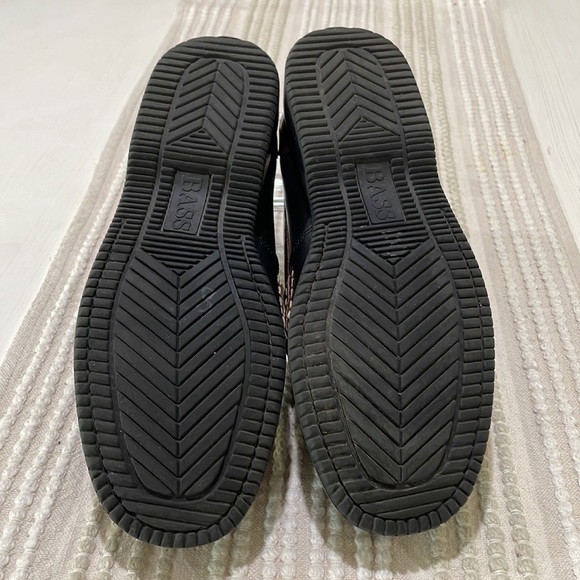 Bass Marine two-tone leather tassel loafers in like new condition. Women's 10. - Picture 10 of 14